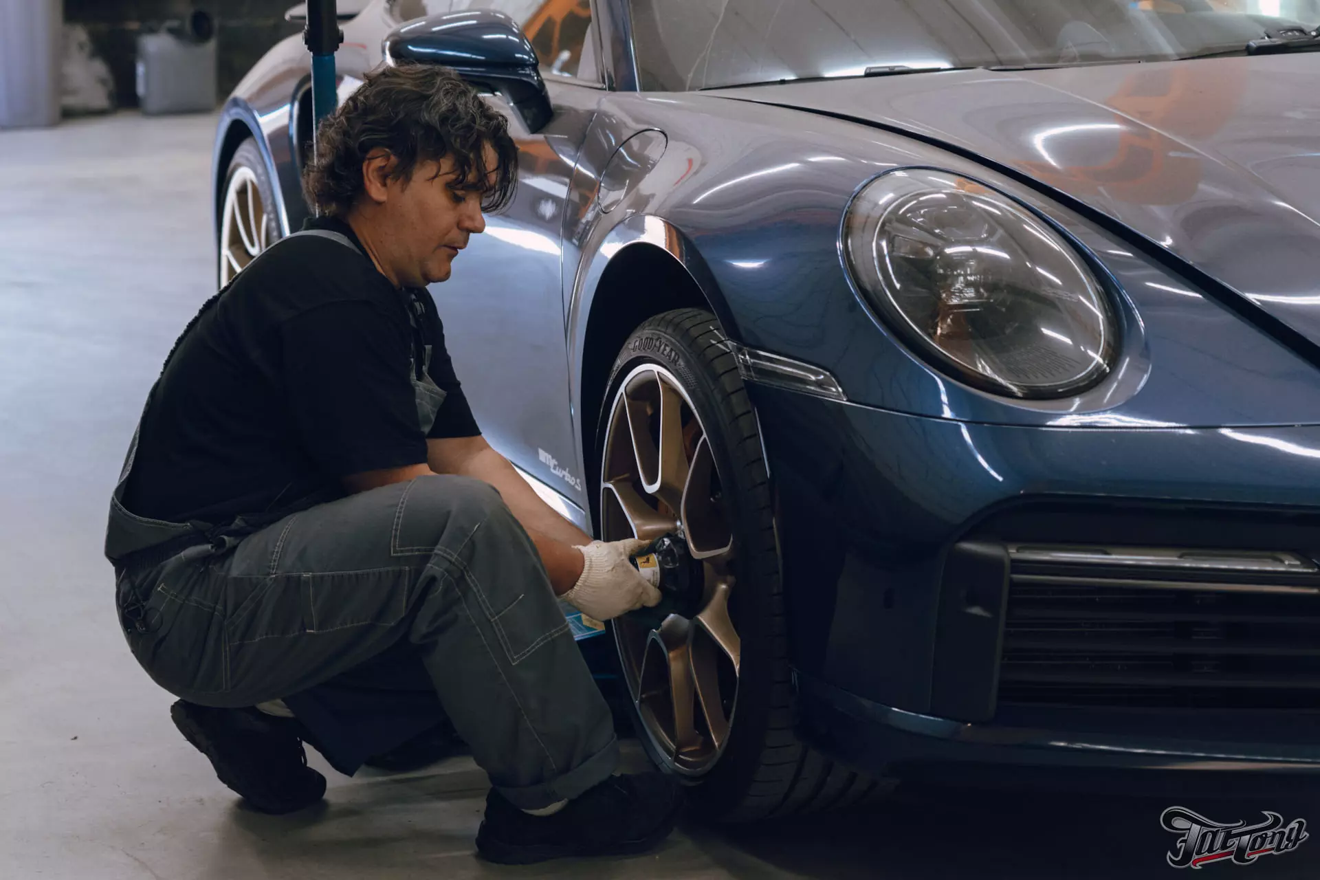 Porsche 911 turbo S. Шиномонтаж и фирменная балансировка на оборудовании Hunter